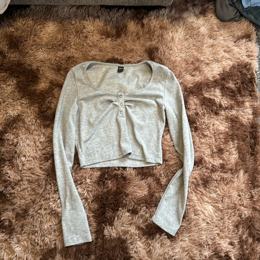 buttoned ribbed long sleeve cropped
